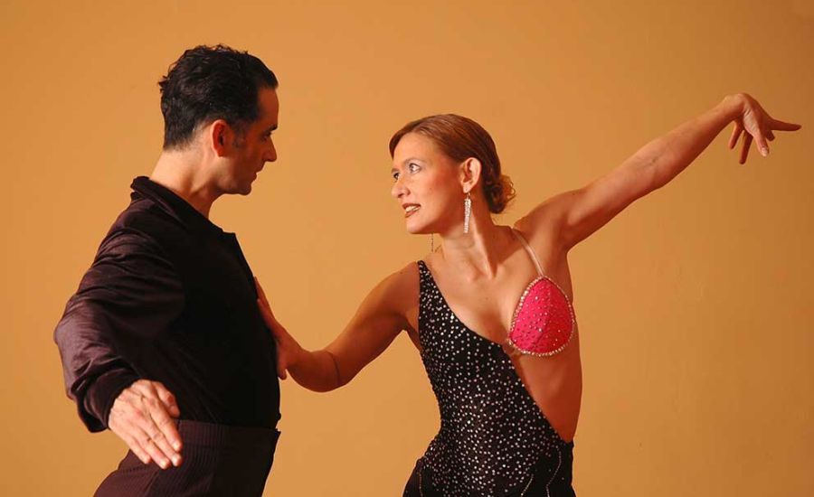 Caratteristiche base delle danze latine del cha cha e dello jive